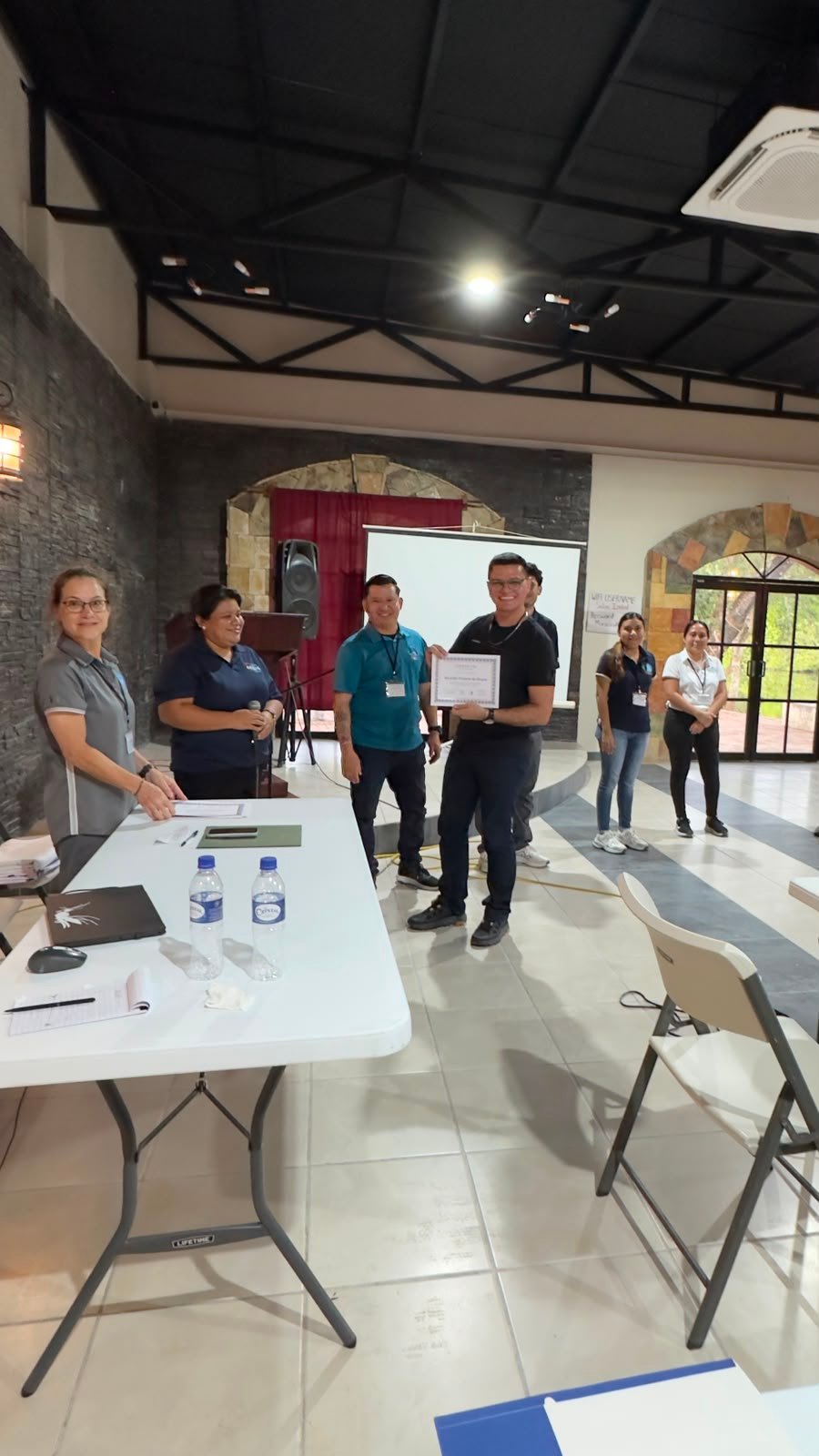 Momento da entrega dos certificados aos participantes