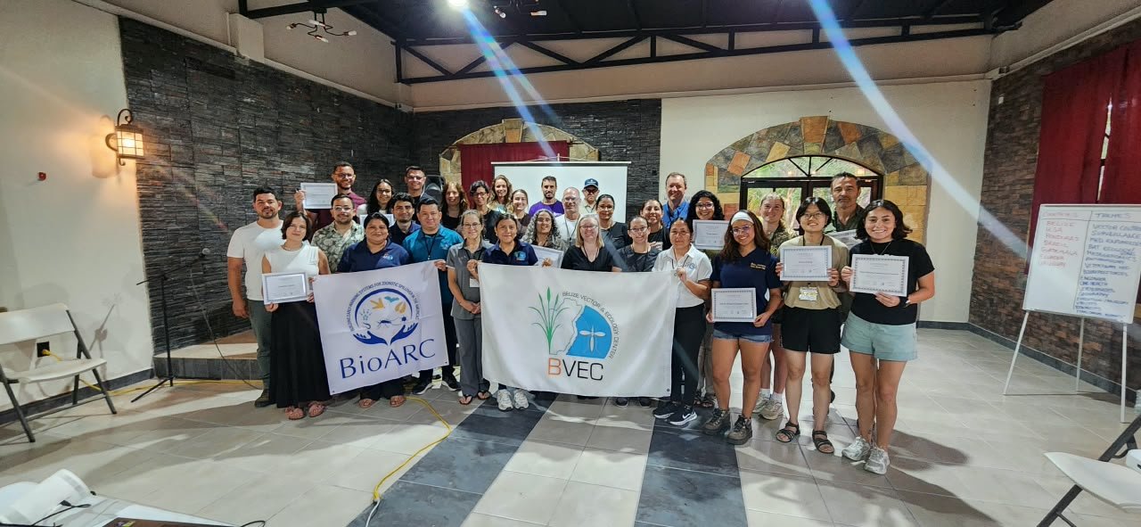 Turma completa do encontro BioARC reunida ao final da programação